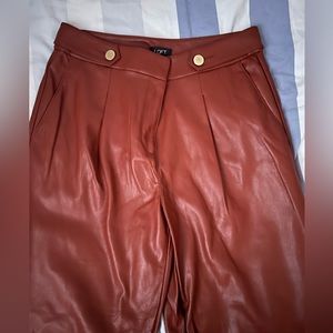 Curvy Pants In Faux Leather Capris